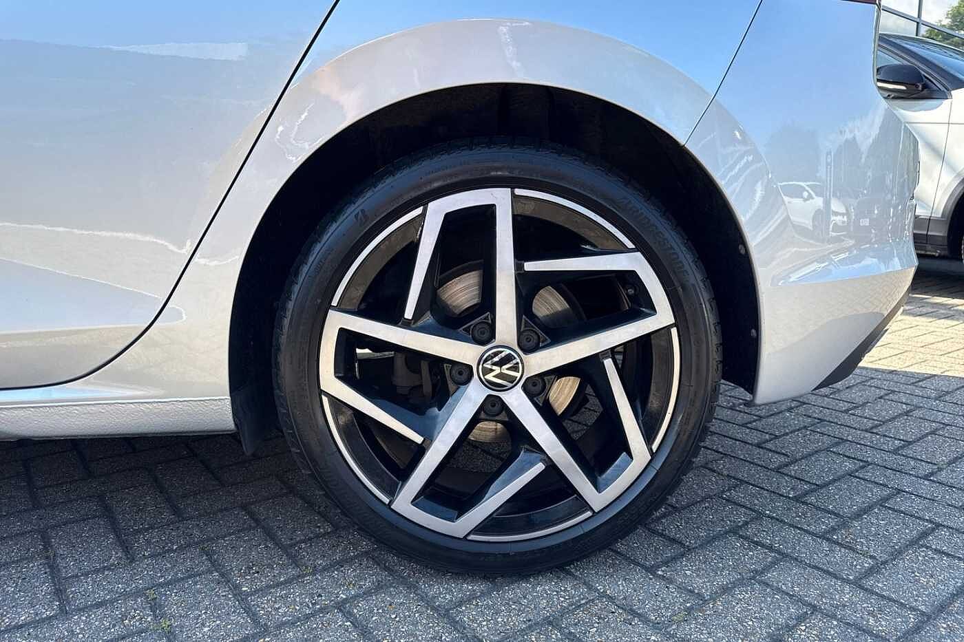 Volkswagen Golf MK8 Hatchback 5-Dr 1.5 TSI (150ps) Style EVO + 18' DALLAS + KEYLESS + REAR CAM
